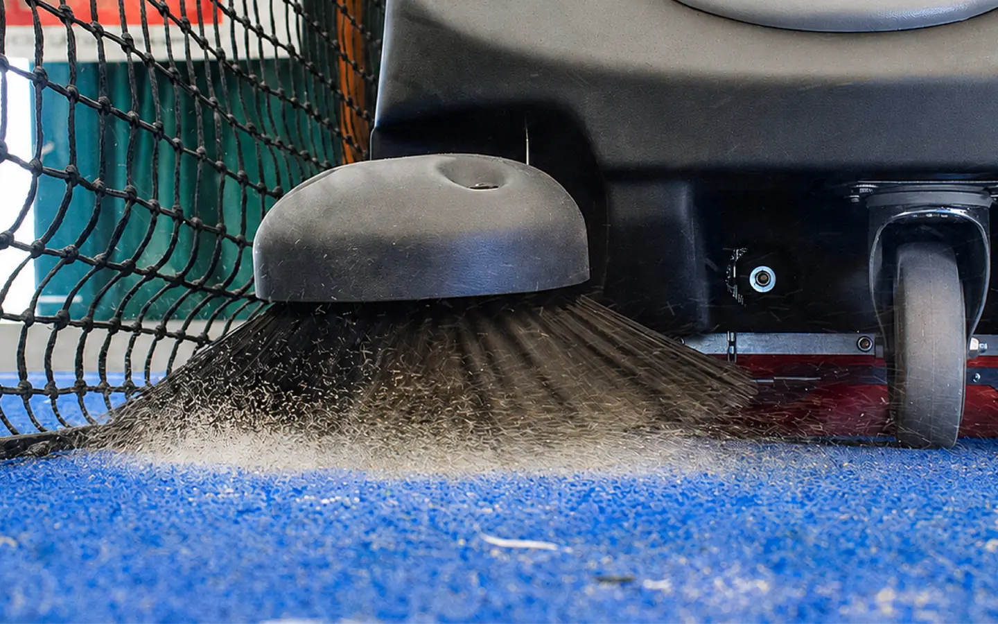 Brossage et décompactage d'un terrain de padel