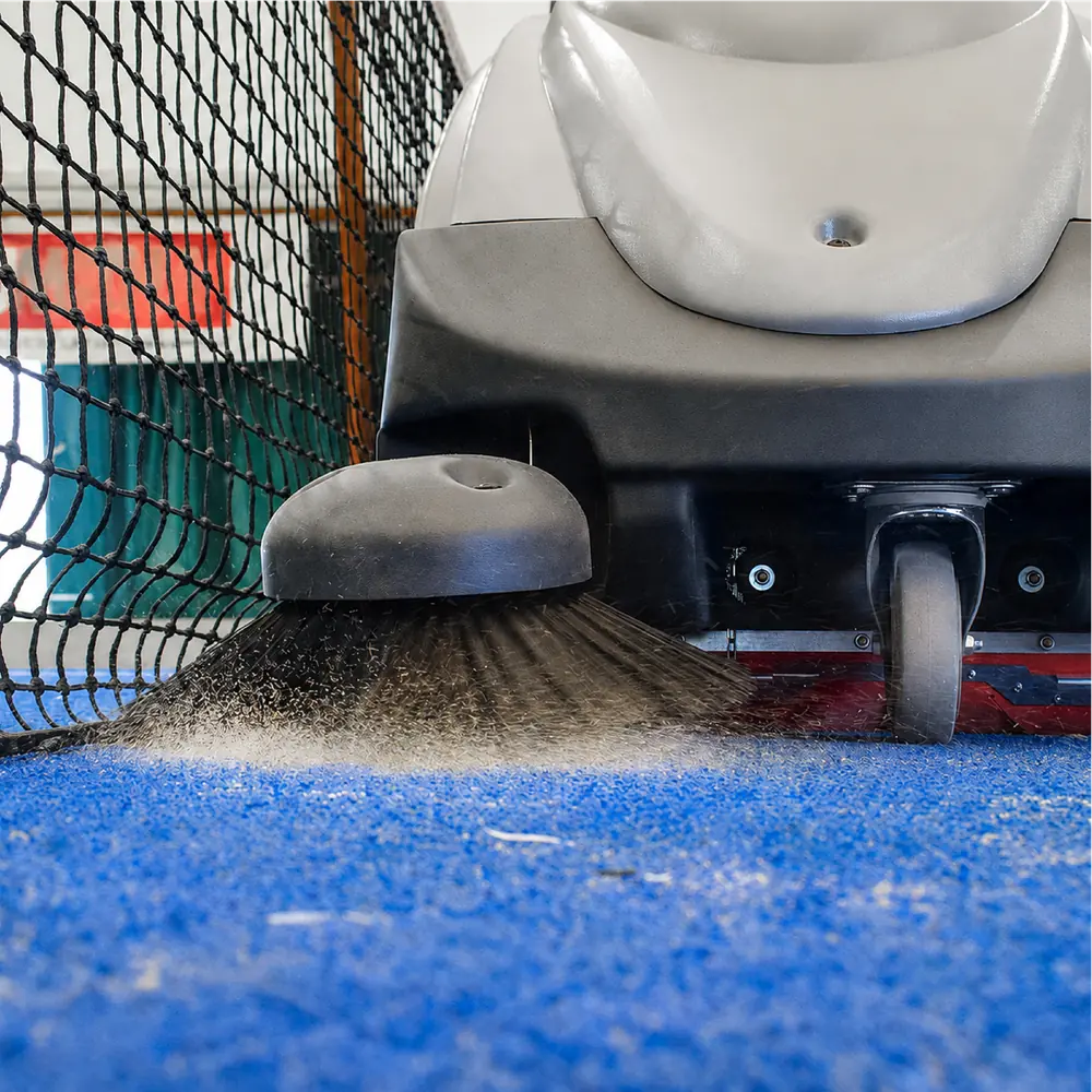 Brossage mécanique d'un terrain de padel