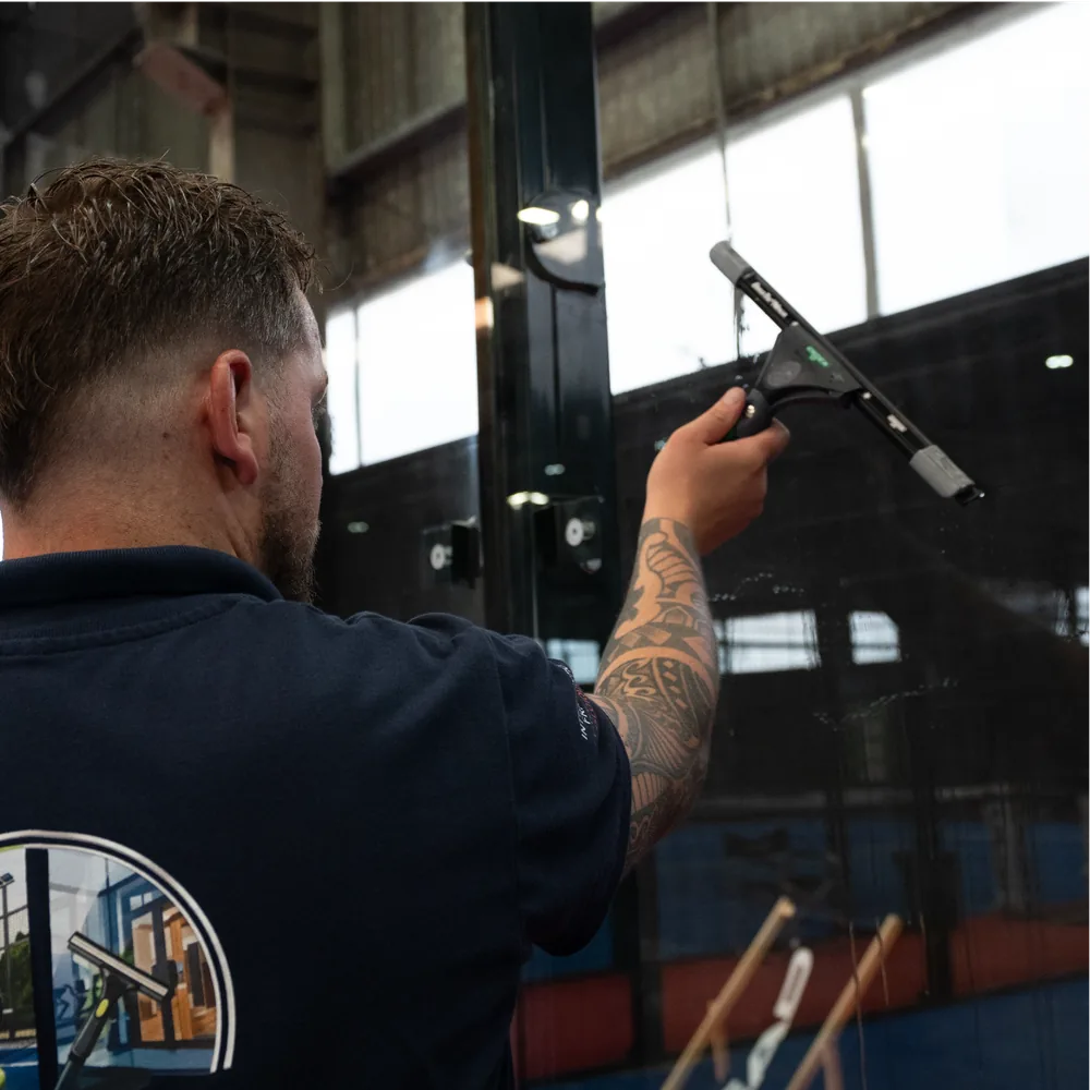 Nettoyage des vitres d'un terrain de padel
